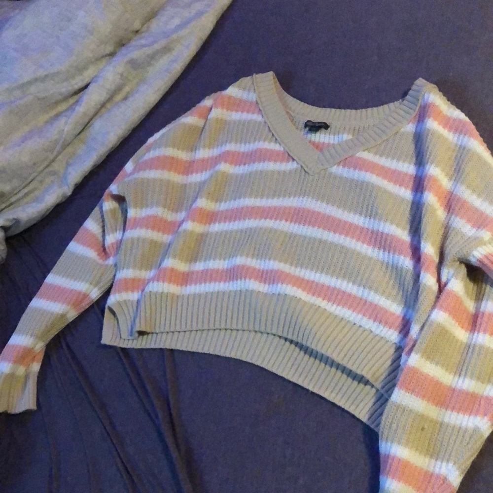 I’m selling a cute sweater